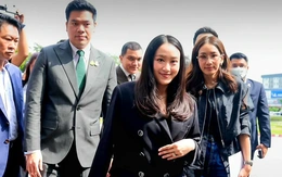 Bà Paetongtarn mang thư tay con gái gửi ‘ông ngoại Thaksin’, được tặng bùa