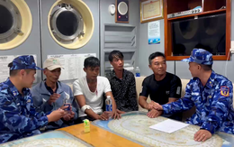 Cảnh sát biển cứu 4 người gặp nạn trên vùng biển Phú Quốc trong đêm mưa gió
