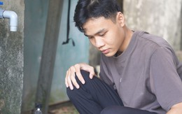 Tân sinh viên mồ côi cha, nuôi bầy gà mua thuốc cho mẹ bệnh ung thư và đóng tiền học