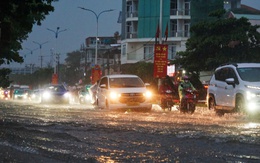 Đường sá phố biển Nha Trang ngập trong 'biển mưa', xe cộ ùn ứ