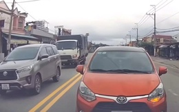 Nữ tài xế đi ngược chiều còn 'cố thủ' không chịu nhường đường cho xe đi đúng làn