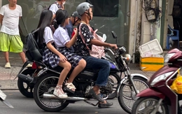 Nhiều phụ huynh 'vô tư' chở con chạy ngược chiều, leo vỉa hè, không đội mũ bảo hiểm đến trường