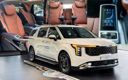 Kia Carnival hybrid ở Việt Nam có bản VIP: Đắt thêm 80 triệu, được ghế massage, điều khiển cảm ứng