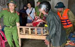 Chiến sĩ công an khiêng người dân bị tai biến đi sơ tán bão Bualoi