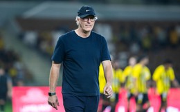 HLV 'bay ghế' sau khi bị Ronaldo sút tung lưới