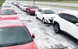 Người dân mang hàng trăm xế hộp xếp nối đuôi trên vỉa hè tránh bão Bualoi