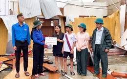 Báo Tuổi Trẻ khẩn cấp hỗ trợ người dân ở Nghệ An và Hà Tĩnh lợp lại mái nhà sau bão Bualoi