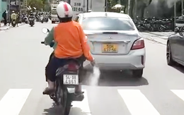 Xôn xao clip người phụ nữ liên tục rải bột trắng 'lạ' xuống đường ở TP.HCM