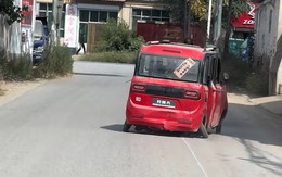Ô tô chạy kiểu lê lết trên đường
