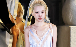Trang phục ca sĩ Rosé của nhóm BlackPink tại Paris Fashion Week gây tranh cãi