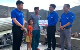 Nghẹn ngào nhận tiền hỗ trợ sau bão Bualoi để đóng viện phí cho con