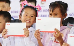 Học sinh vùng bão lũ xứ Nghệ nhận học bổng: 'Cô trò ai nấy đều vui'
