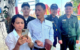 Khách xem Triển lãm thành tựu đất nước may mắn nhận lại túi xách có cả trăm triệu đồng bỏ quên