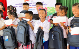 Trao học bổng cho học sinh và hỗ trợ sinh kế cho bà con vùng bão hơn 2,1 tỉ đồng
