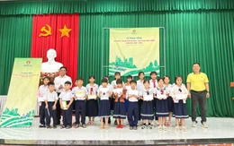 Phân bón Cà Mau trao học bổng năm học mới