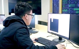 Ngồi máy tính lâu nhiều người mắc hội chứng cổ - vai - cánh tay, gặp khó khi cầm nắm