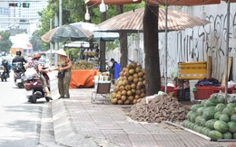 Lấn chiếm vỉa hè, lòng đường