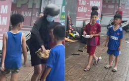 Bé trai ngơ ngác vì bị giật mất con gà trên tay