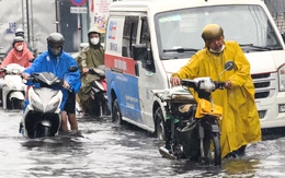 Mưa dầm ngày đầu tuần ở TP.HCM, nhiều người bì bõm dắt xe trên đường về nhà