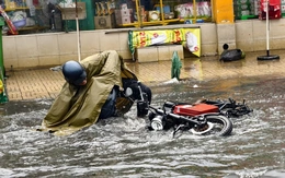 Dải hội tụ nhiệt đới dịch lên phía Bắc, sao TP.HCM vẫn mưa dầm ngập đường?