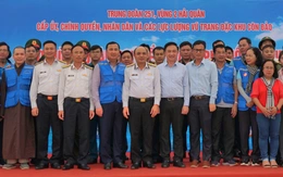 Đoàn đại biểu TP.HCM thăm, động viên cán bộ, chiến sĩ và nhân dân Côn Đảo