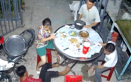 Bố ngã rung bàn vì con gái lấy ghế không hay biết