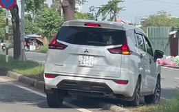 Tài xế ô tô không kiên nhẫn, chạy qua dải phân cách cứng trên đường Nguyễn Văn Linh để thoát kẹt xe