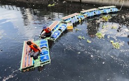 Lắp đặt phao chắn mới, tiện lợi cho việc vớt rác trên kênh Nước Đen ở Bình Hưng Hòa