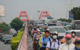 Chặn lối xuống cầu Bình Lợi về Bình Thạnh, giao thông hỗn loạn, phải tháo chặn để giải tỏa