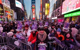 Hàng chục nghìn người đổ về quảng trường Thời Đại chào đón năm mới 2026