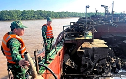 Tạm giữ 3 tàu chở hàng trăm mét khối cát từ biển về đất liền