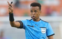 Trọng tài mất việc tại AFCON 2025 vì... đôi giày