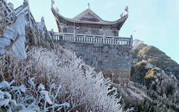 Video băng giá phủ trắng Fansipan lần thứ hai trong một tuần