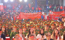 Hàng nghìn bạn trẻ xếp hàng hiến máu cứu người