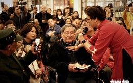 Nhạc sĩ Phạm Tuyên khóc trong vòng tay khán giả khi mừng sinh nhật tuổi 96