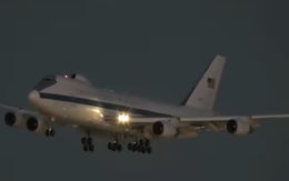 Máy bay ‘ngày tận thế’ bất ngờ hạ cánh tại Los Angeles