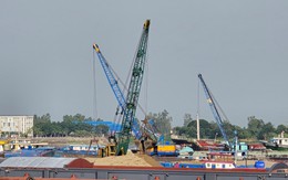 Hàng trăm sà lan 'phủ kín' gần 2km trên sông Tiền chờ cát Campuchia