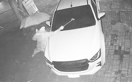 Camera ghi hình người đàn ông che dù đập phá ô tô đậu ở vỉa hè, công an đang điều tra