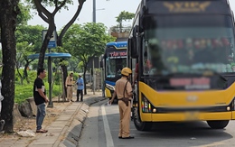 Xử phạt hàng loạt tài xế xe khách để hàng hóa trong khoang hành khách