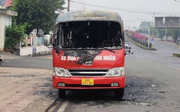 Xe đưa rước công nhân cháy rụi trước cổng trường lúc rạng sáng