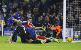 Fan Chelsea nổi giận vì thủ môn Sanchez ‘biếu’ hai bàn cho Arsenal