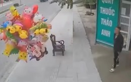 Ông chú vừa đem bóng bay ra bán đã được dọn hàng sớm