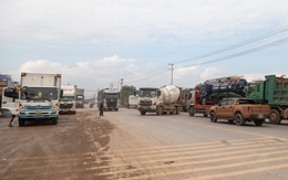 Cảnh sát giao thông tăng xử lý vi phạm tại trạm dừng 'dã chiến' ở nút giao quốc lộ 9