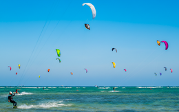 Đã mắt với ‘đại tiệc’ ván diều rực rỡ sắc màu trên biển ở Khánh Hòa