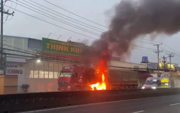 Xe container bốc cháy giữa đường trên quốc lộ, nghi do nổ vỏ