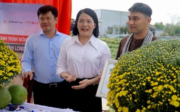 Bí thư và phó chủ tịch xã Chợ Lách livestream bán cúc mâm xôi giúp nhà vườn