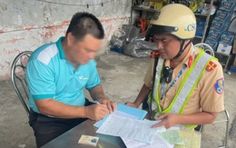 Cảnh sát giao thông test ma túy, nồng độ cồn với tài xế Bến xe Miền Tây