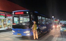 Vi phạm nồng độ cồn, tài xế taxi nói do 'dư âm' từ cuộc nhậu tất niên đêm trước