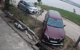 Nữ tài xế quay đầu ô tô cày nát luống rau lề đường