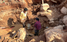 Người dân khoét hàm ếch dưới chân quốc lộ để đãi vàng